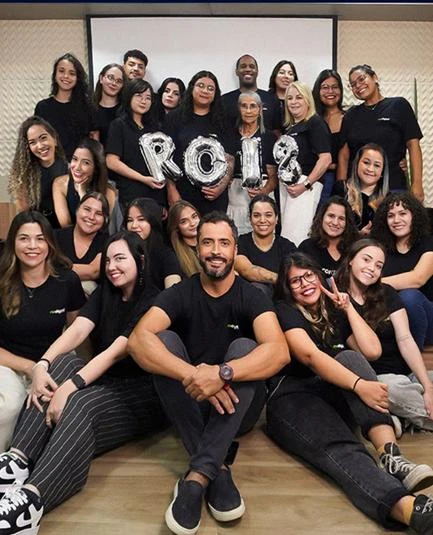 Equipe da ROI Digital, parceira Kommo, reunida no escritório em Londrina