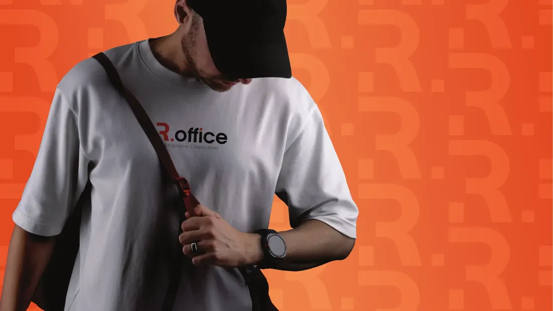 Camiseta com a marca R.Office aplicada em uniforme