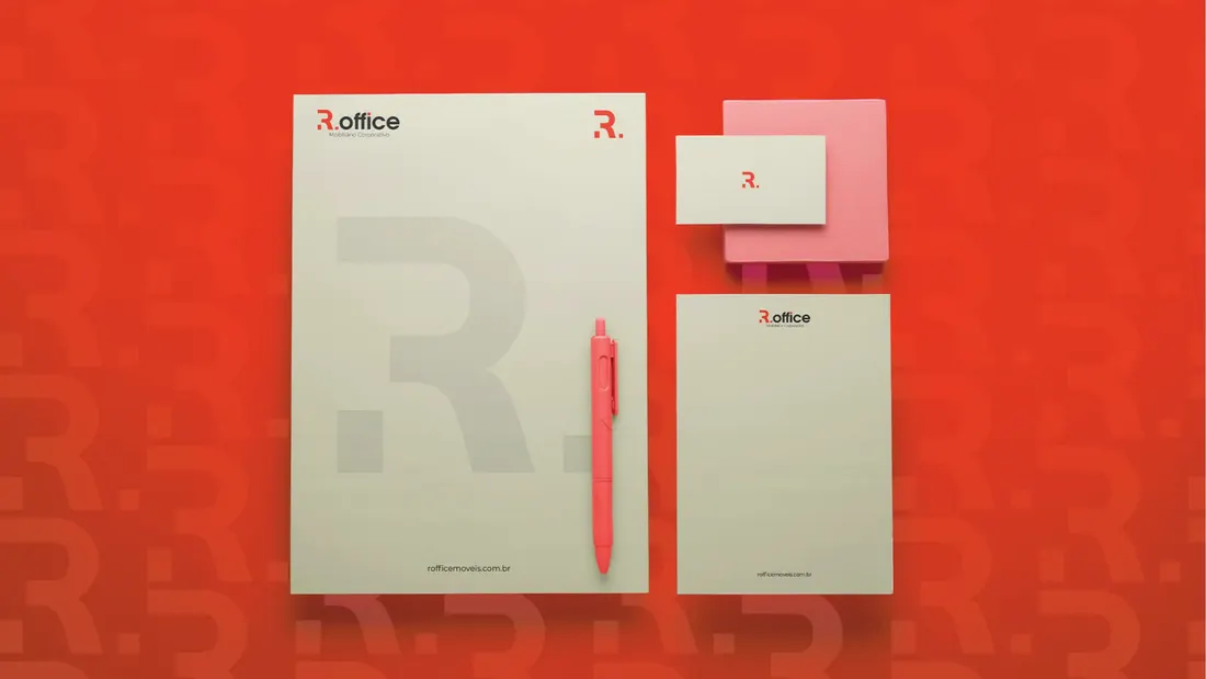 Papelaria com identidade visual aplicada, em manual de marca da ROI Digital