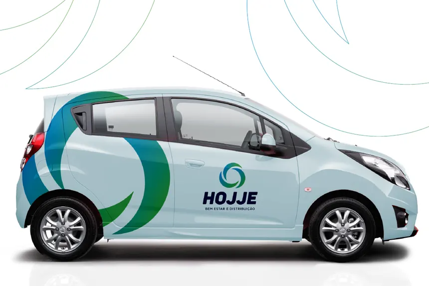 Carro adesivado com o logotipo da Hojje